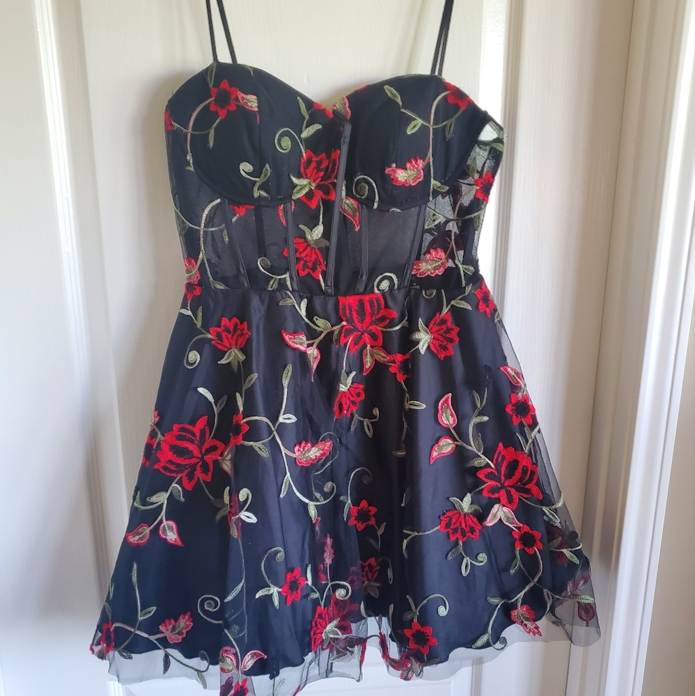 Prom/ Dance Short black dress with red embroidery flowers